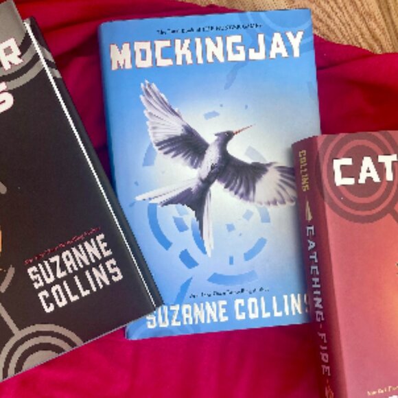 Set of 3 - Full Set - BRAND NEW! - The Hunger Games Trilogy - Picture 2 of 4